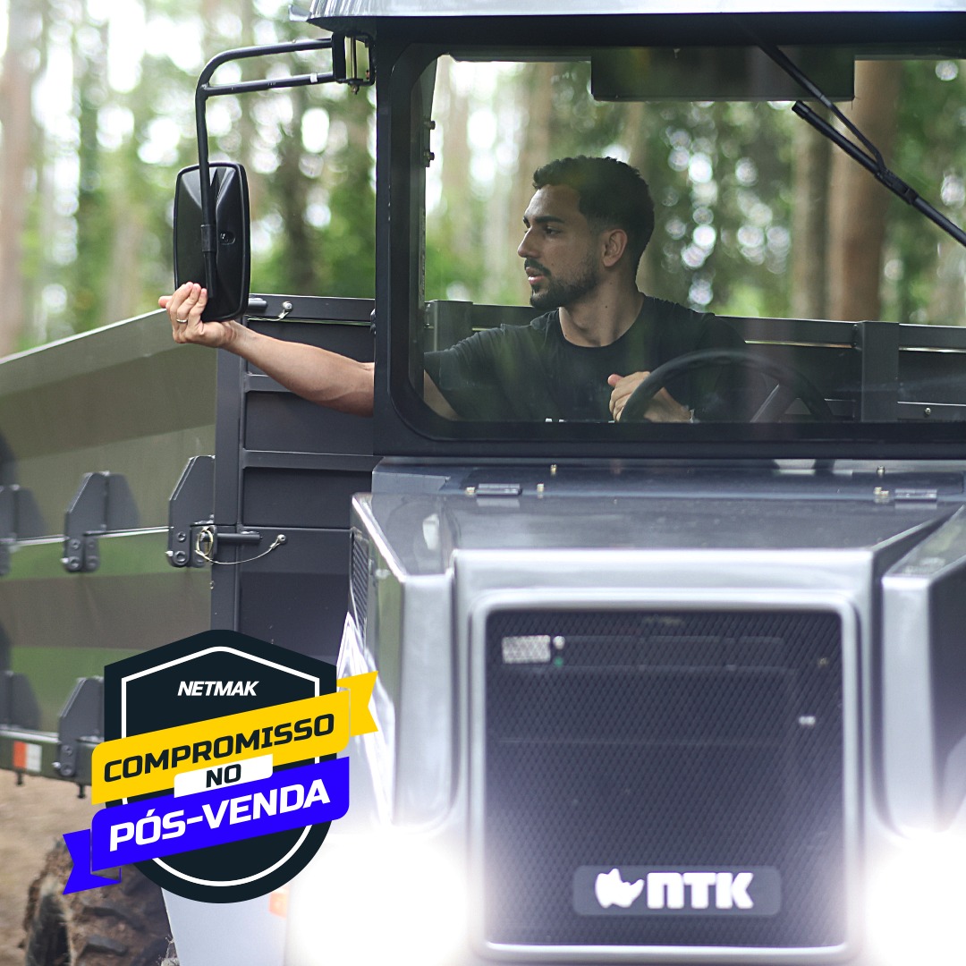 mecânico revisando empilhadeira